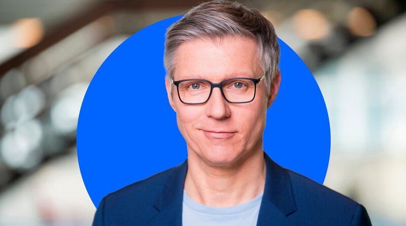 Mit „Die 12 – rbb Bürgerrat“ bringt der rbb ein neues Diskussionsformat ins Fernsehen. Zwölf Bürgerinnen und Bürger sprechen über zentrale gesellschaftliche Fragen – ausgewählt aus 100 Teilnehmenden aus Berlin und Brandenburg, die zuvor einen mehrstufigen Bürgerrats-Prozess durchlaufen haben. – Lotse Justus Kliss – Bild: rbb/​Gundula Krause