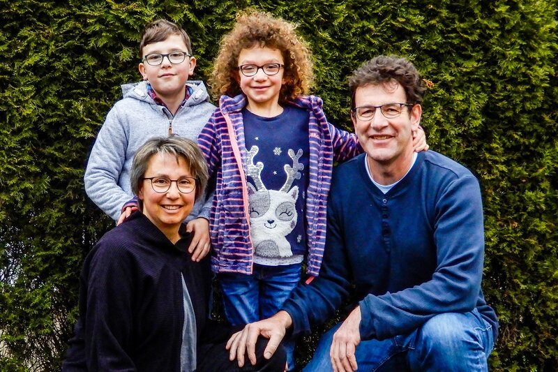 Hinter den Hecken – Folge 5 Schlossgarten in Lostorf SO Stefan Bernhard und seine Familie – Bild: SRF