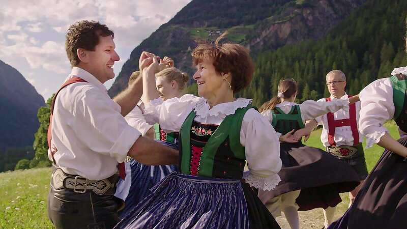 Mehr als 60 Alphornbläserinnen und Alphornbläser treffen sich jedes Jahr beim Alphorntreffen in Ötz. – Bild: HIGH VIEW