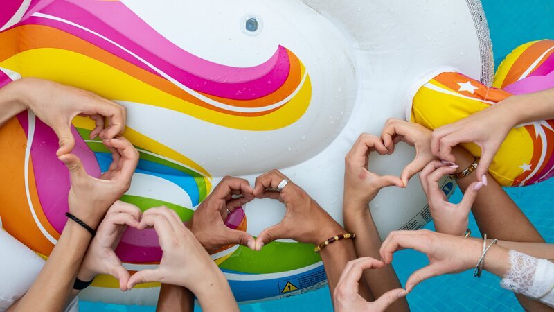 Urlaub unter Palmen und ohne Eltern – für drei Jungs und drei Mädchen geht dieser Traum in Erfüllung. – Bild: ZDF/​Emmanuel Cienmandragoras