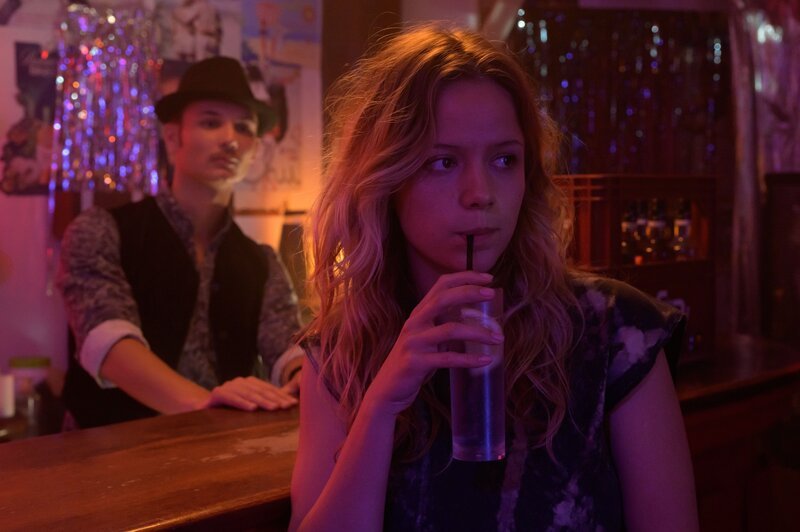 Charly (Marysole Fertard, r.) trifft in einem Club auf ihren Schulfreund Paco (Thibault Mollica, l.) der dort als Barkeeper arbeitet. Zwischen ihnen entwickelt sich ein Gespräch, in dem ihre unterschiedlichen Vorstellungen von Liebe und Beziehungen aufeinander prallen. – Bild: François LEFEBVRE /​ ZDF