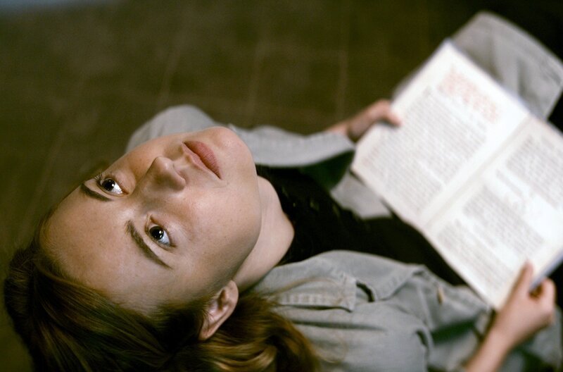 Die junge Atomphysikerin Joan Hinton (Meriel Hinsching). – Bild: ORF/​Looksfilm/​SWR/​ARTE/​ARD/​CT/​Mateusz Wichlacz