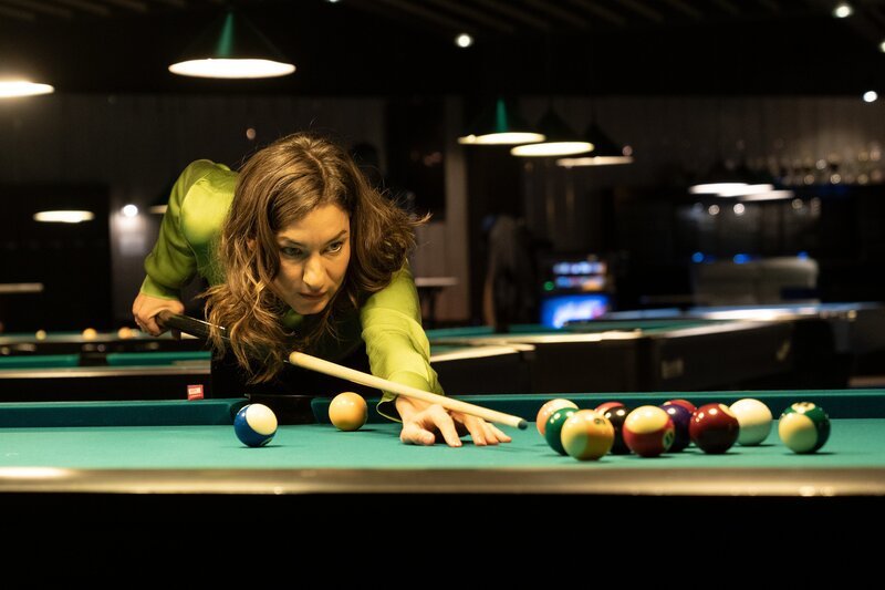 Lukas Laim (Max Simonischek) trifft sich mit Anna Jacobi (Marie Leuenberger). – Bild: Michael Marhoffer /​ ZDF