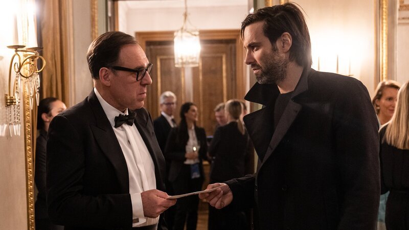 Lukas Laim (Max Simonischek, r.) übergibt auf einer Wahlveranstaltung Maximilian Kronberger (Thomas Loibl, l.) einen Spendenscheck. – Bild: 3sat