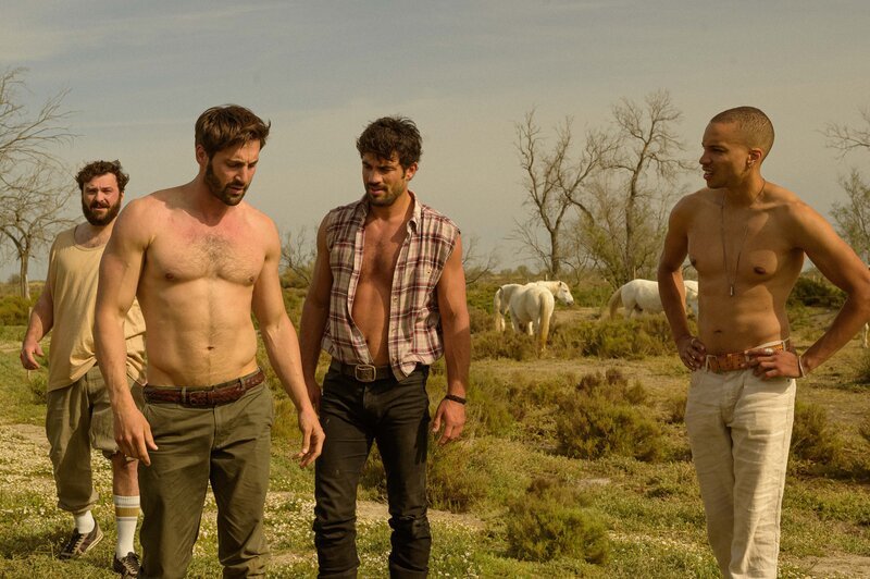 Für ihren ersten Auftrag als Escort-Boys sollen Ludo (Thibaut Evrard, l.), Ben (Guillaume Labbé, 2.v.l.), Mathias (Simon Ehrlacher, 2.v.r.) und Zak (Corentin Fila, r.) auf einem Junggesellinnenabschied strippen. Doch bei den Proben für die Choreografie kommt es schnell zu Unstimmigkeiten. – Bild: ZDF/​François LEFEBVRE