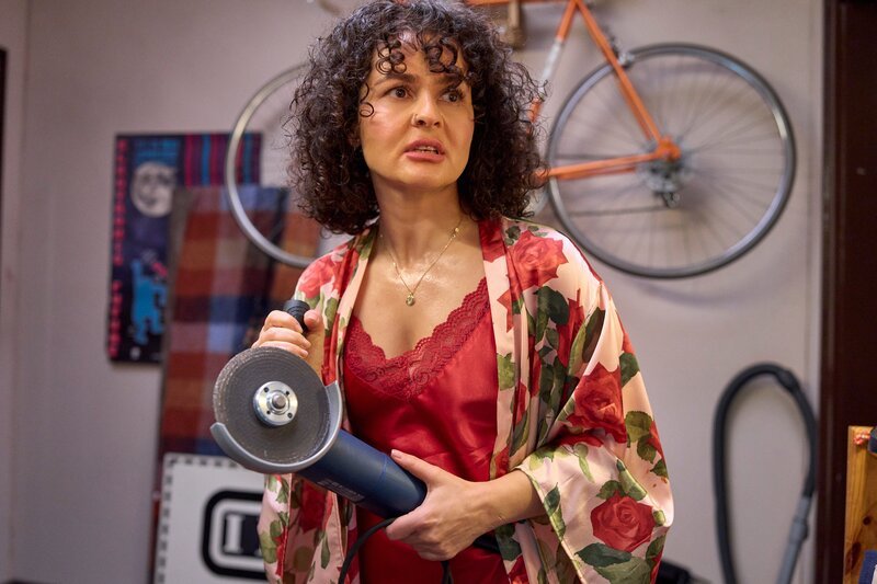 Jackie (Nagmeh Alaei) sucht das passende Werkzeug, um ihren Freund Tüffi aus einer unangenehmen Situation zu befreien. – Bild: Frank Dicks /​ ZDF