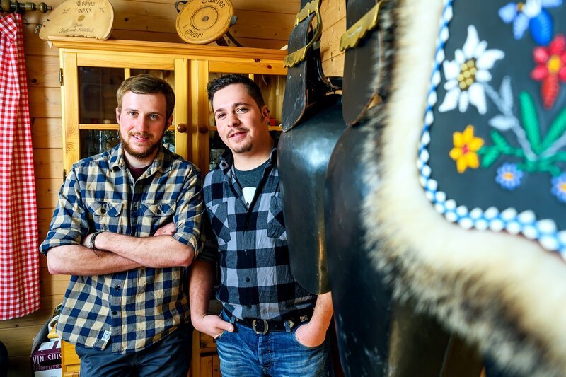 SRF bi de Lüt – Unser Dorf: Lungern Michi Stalder (l.) und Damian Hüppi. – Bild: SRF/​Oscar Alessio