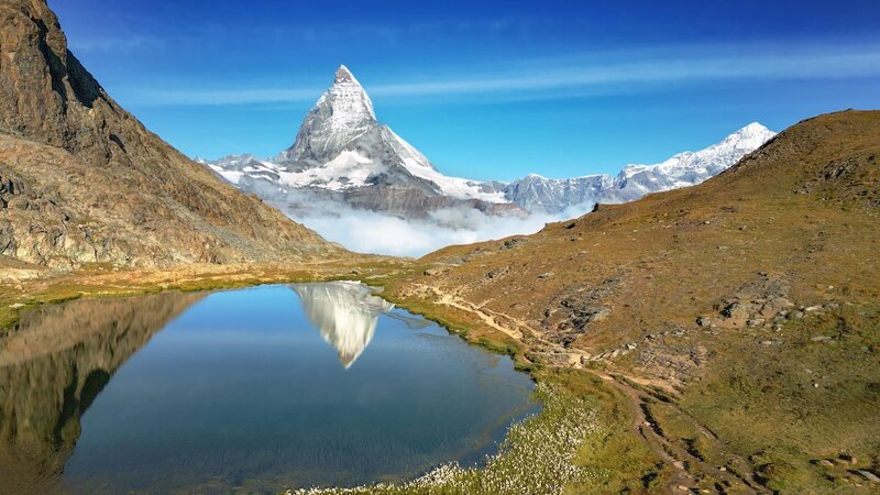 Der Riffelsee ist berühmt für die Aussicht auf das Matterhorn, das sich an klaren, windstillen Tagen auf der Wasseroberfläche des Sees spiegelt. – Bild: ZDF/​SRF/​3sat/​Längengrad Filmproduktion/​Steffen Sailer