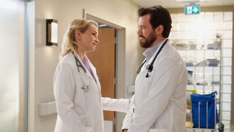 Haben auch privat miteinander zu tun: Marianne Farley als Liz Bergeron, Jim Watson als Theo Hunter – Bild: SRF/​NBC