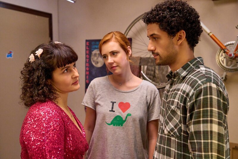 Jackie (Nagmeh Alaei, l.) träumt von einer Schlagerkarriere und fragt Caro (Meriel Hinsching, M.) und Yannik (Rojan Juan Barani, r.) um Rat. – Bild: ZDF und Frank Dicks