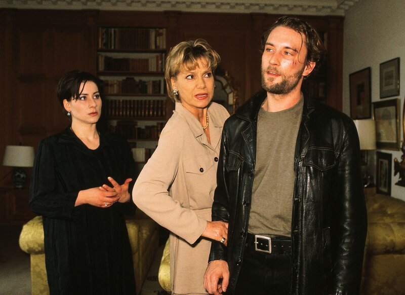 Außer sich vor Wut taucht Werner Kornberg (Heikko Deutschmann) bei seiner Frau Karin (Anette Kruschke, li.) und deren Mutter (Judy Winter) auf und beginnt zu randalieren. Er weigert sich strikt, das Haus zu verlassen. – Bild: RTL