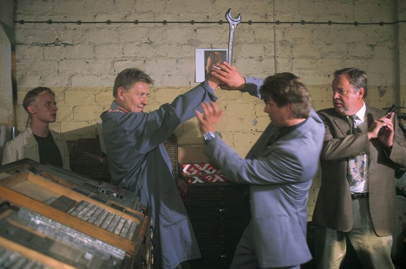 Mehlmann (Günter Junghans, 2.v.l.) und Kommissar Wolniak (Uwe Fellensiek) im Kampf (l. Alexander Hosfeld, r. Wolfgang Bathke). – Bild: RTL
