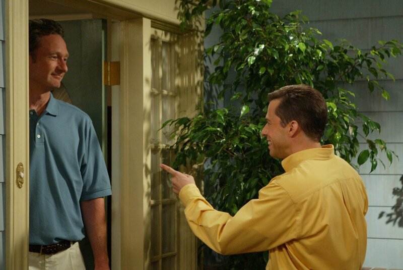 Dr. Greg Melnick (Ryan Stiles, l.); Alan Harper (Jon Cryer, r.) – Bild: © Warner Brothers Entertainment Inc.