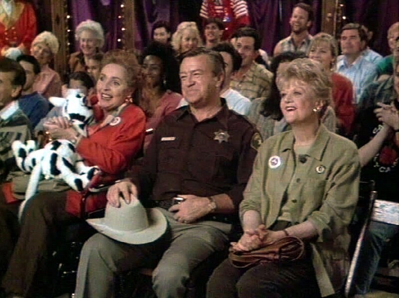 Mort Metzger (Ron Masak) und Jessica Fletcher (Angela Lansbury) amüsieren sich prächtig bei der Zirkusvorstellung. – Bild: Sat.1 Gold