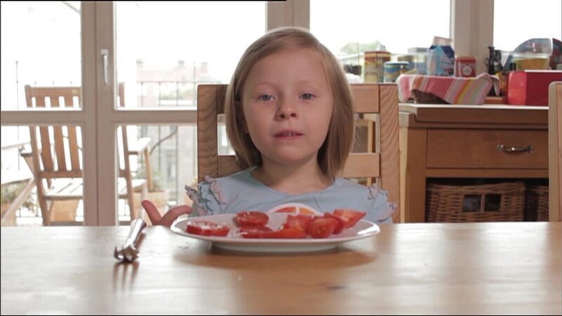 Klara sät auf ihrem Balkon Tomaten und kann sich nach einigen Wochen über eine leckere Ernte freuen. – Bild: WDR/​Die Sendung mit dem Elefanten