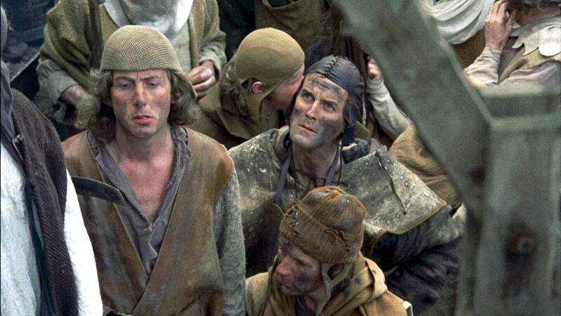 Der Mob (u.a. Eric Idle, li.; John Cleese, re.) ist aufgebracht – Bild: RTL II Der Mob (u.a. Eric Idle, li.; John Cleese, re.) ist aufgebracht – Bild: RTL II