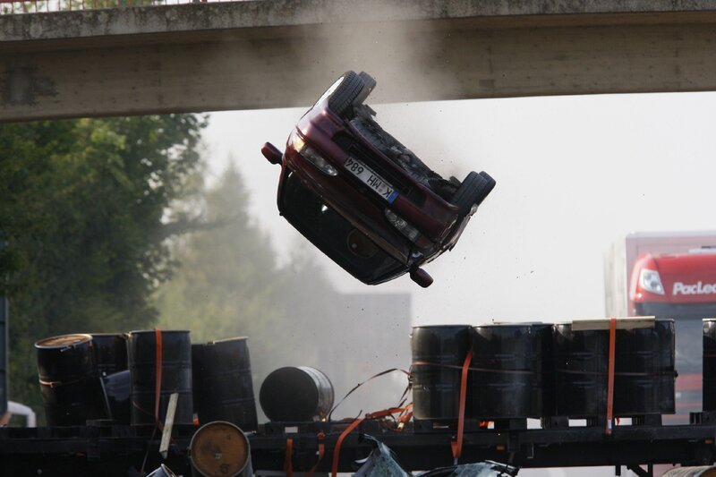 Ein übermüdeter LKW-Fahrer verursacht einen Massencrash auf der Autobahn. – Bild: RTL /​ Guido Engels