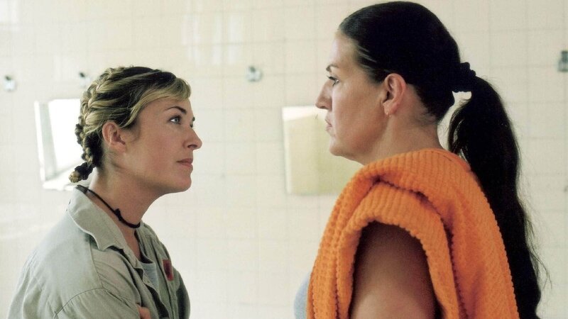 Nach ihrer Verurteilung kehrt Ines (Freya Trampert, li.) nach Reutlitz zurück und glaubt, sich jetzt an Walter (Katy Karrenbauer) rächen zu können. Doch sie hat nicht mit der Loyalität der Frauen Walter gegenüber gerechnet … – Bild: MG RTL D /​ Richard Hübner