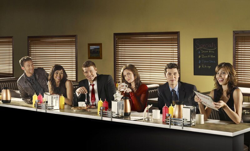 v.li.: Dr. Jack Hodgins (TJ Thyne), Dr. Camille Saroyan (Tamara Taylor), FBI Special Agent Seeley Booth (David Boreanaz), Dr. Temperance Brennan (Emily Deschanel), Dr. Lance Sweets (John Francis Daley) und Angela Montenegro (Michaela Conlin). – Bild: VOXup