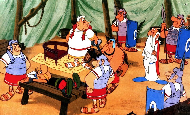 Gaius Bonus (3.v.li.), Befehlshaber der Römer, lässt Asterix (2.v.li.) entführen. Er hofft, dass Miraculix (3.v.re.) dann endlich seine Formel verrät. – Bild: SUPER RTL