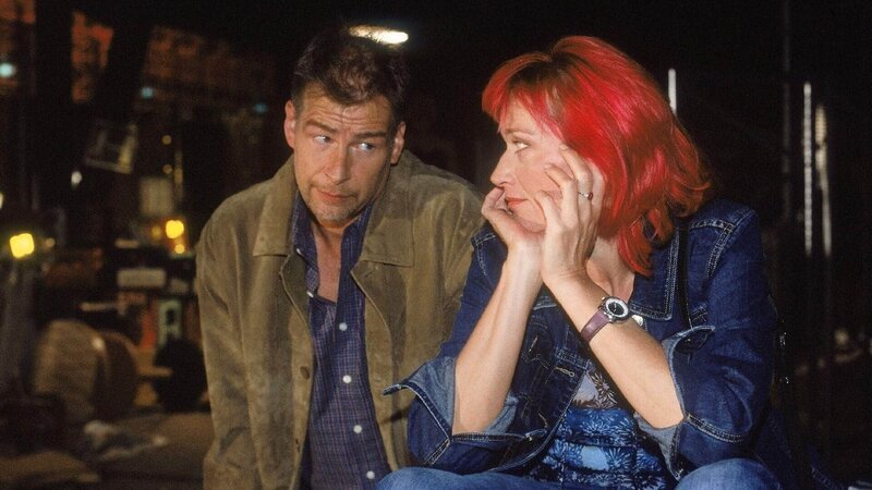 Rita (Gaby Köster) und Horst (Frank Vockroth) sind aus der Bar geflogen und denken darüber nach, was sie wohl falsch gemacht haben … – Bild: RTL