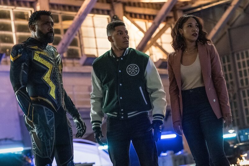 (v.l.n.r.) Jefferson Pierce alias Black Lightning (Cress Williams); Deon Owens (Christian Magby); Iris West-Allen (Candice Patton) – Bild: DC Comics /​ Warner Bros. Ent. Inc.