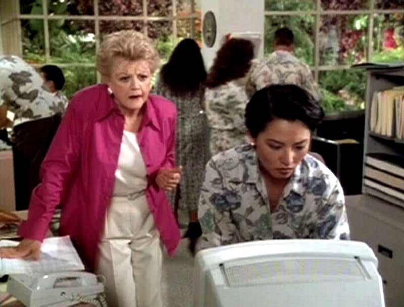 Jessica Fletcher (Angela Lansbury) und Sharon Matsumoto (Tomita Tamlyn) begeben sich auf die Suche nach dem verschwundenen Danny Kinkaid. – Bild: Sat.1 Gold