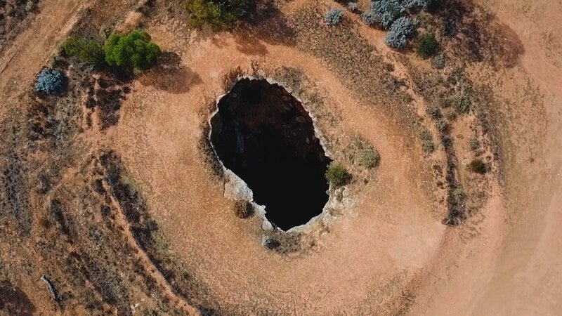 Aerial view of large hole in the ground. – Bild: RTL