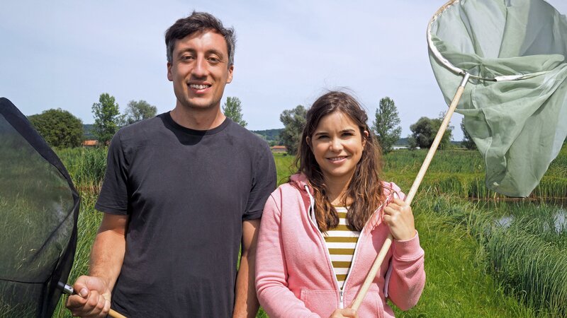 Anna und der Biologe David auf der Versuchsanlage des Bayerischen Landesamts für Umwelt in Wielenbach (David Stille). – Bild: BR/​TEXT+BILD Medienproduktion GmbH & Co. KG/​Hannes Schuler