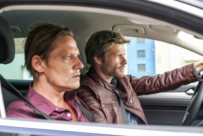 Robert (Felix Maximilian, l.) und Simon (Roberto Thoenelt) nehmen die Verfolgung auf. – Bild: TVNOW /​ Dennis Hundt