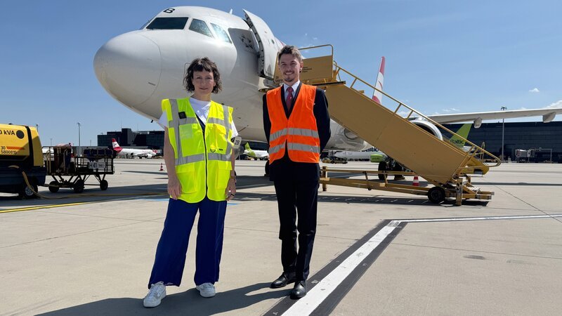 Pilot Markus zeigt Esther, was er vor dem Abflug kontrollieren muss. – Bild: ORF