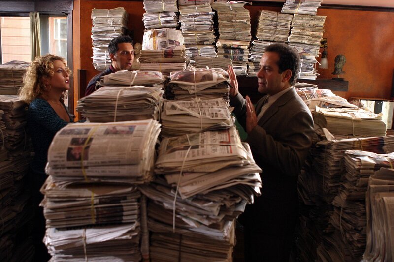 Sharona (Bitty Schram, l.) besucht zusammen mit Monk (Tony Shalhoub, r.) dessen Bruder Ambrose (John Turturro, M.), der unter Agoraphobie leidet und sich weigert, das Haus zu verlassen. – Bild: ORF/​Universal/​Scott Humbert