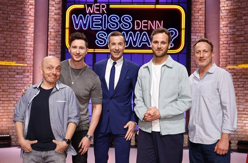 Moderator Kai Pflaume (M.) und seine Rateteam-Kapitäne Bernhard Hoëcker (l.) und Wotan Wilke Möhring (r.) begrüßen in dieser Sendung den Medizin-Influencer und Autor Felix M. Berndt, alias Doc Felix (2.v.l.) und den Psychologen, Autor und Moderator Leon Windscheid (2.v.r.). – Bild: ARD/​NDR/​UFA SHOW & FACTUAL/​Morris Mac Matzen