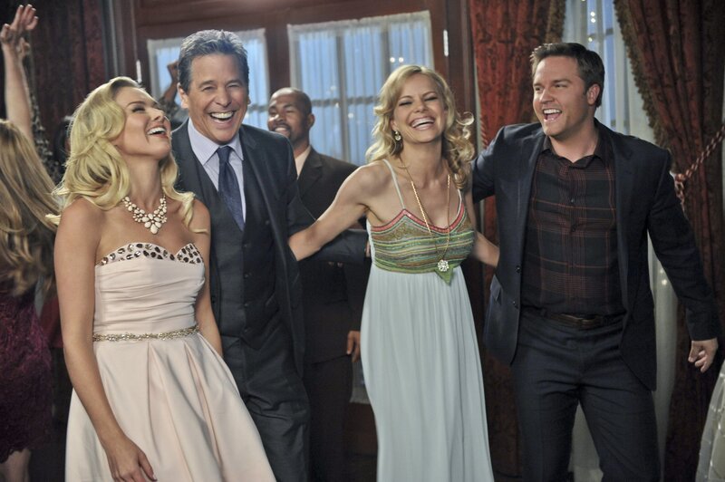 Shelby (Laura Bell Bundy, l.), Brick (Tim Matheson, 2.v.l.), Tansy (Mircea Monroe, 2.v.r.) und George (Scott Porter, r.) ahnen, dass sich in BlueBell einiges ändern wird, auch wenn das Wichtigste immer gleich bleibt … – Bild: sixx