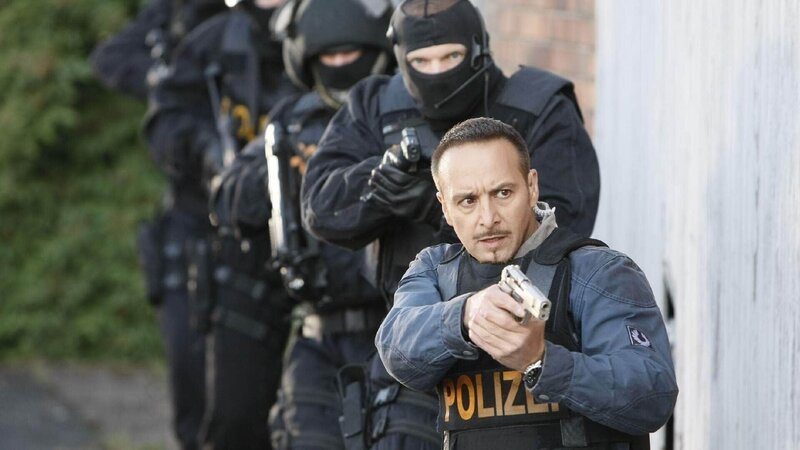 Semir (Erdogan Atalay, vorne) rückt mit dem SEK an, um eine illegale Spielhölle zu stürmen. – Bild: TVNOW /​ Guido Engels