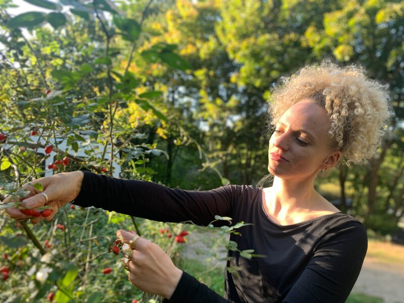 Bei leichteren Knie- und Gelenkschmerzen schaffen auch sanfte Mittel Abhilfe. Die Kräuter-Influencerin Isabel Fischer setzt auf die Hagebutte und heimische Heilpflanzen. – Bild: ZDF und Judith Arnold