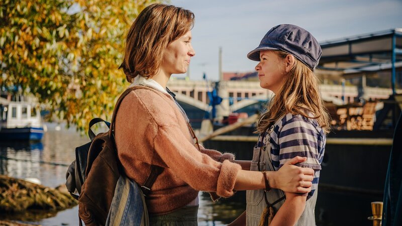 Ein Sommer an der Moldau Sind Freunde geworden: Alina Levshin als Sophie, Ziva Marie Faske als Katka – Bild: SRF/​ZDF/​Stanislav Honzík