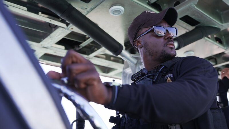 AMO-Agent Smith fährt ein Boot in Fajardo, Puerto Rico. (National Geographic) – Bild: Lucky8 TV /​ National Geographic