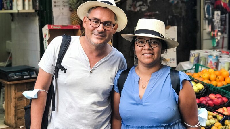 Meine fremde Heimat Alessandro und Anschi schlendern durch einen Markt in Neapel. 2022 – Bild: SRF