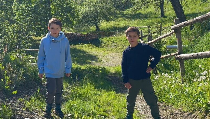 Benni und Gucki auf dem Bauernhof der Bio-Bauernfamilie Erlach. – Bild: ORF/​Mabon Film