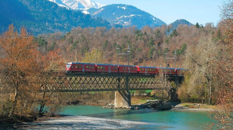 Glacierexpress bei Reichenau – am Zusammenfluss von Vorder- und Hinterrhein. – Bild: SWR/​Alexander Schweitzer