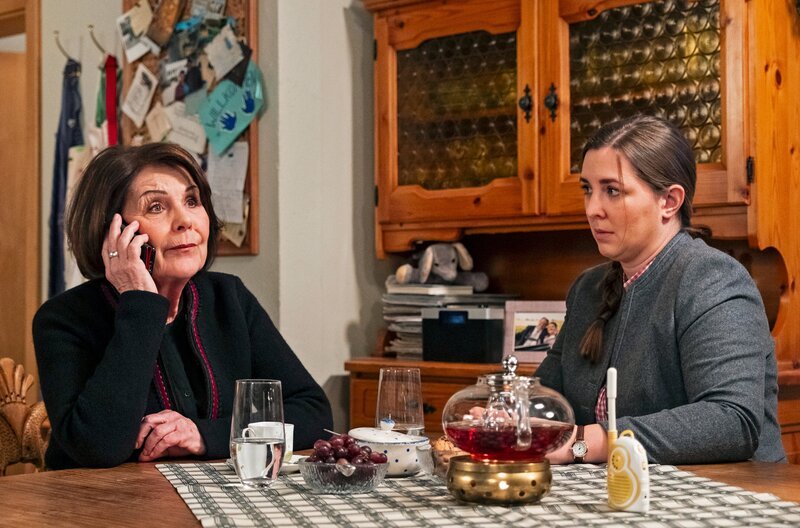Von rechts: Sophia (Patricia Freund) ist maßlos enttäuscht, als sie von Rosi (Brigitte Walbrun) erfährt, dass ihr Widerspruch gegen die Umleitung gescheitert ist. – Bild: BR/​Lena Semmelroggen