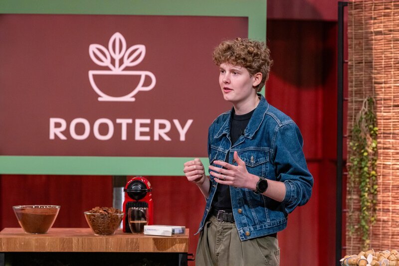 Angelina Widmann präsentiert mit Rootery Coffee Kaffeekapseln aus Wurzelgranulat. Sie erhofft sich ein Investment von 85.000 Euro für 25 Prozent der Firmenanteile. – Bild: RTL