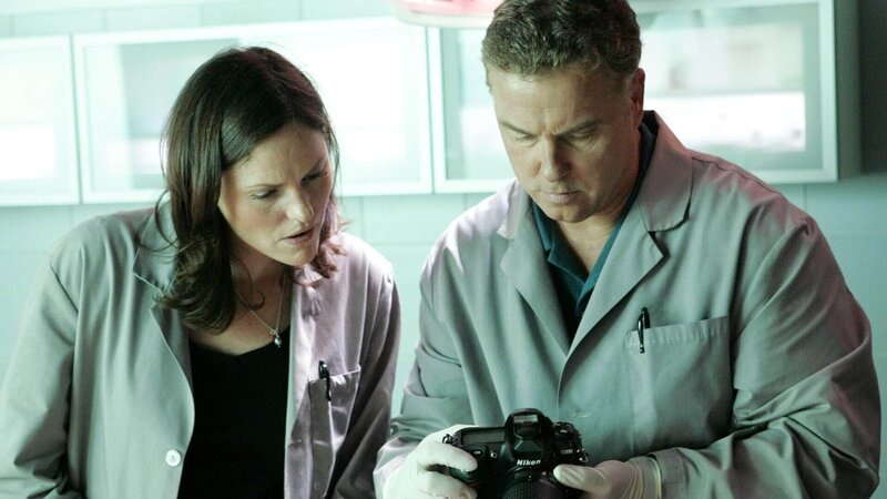 Sara (Jorja Fox) und Grissom (William Petersen) untersuchen den Tod von Charlotte Sommerville, die gekreuzigt in einer Kirche aufgefunden wurde. Als sich herausstellt, dass das Opfer schwanger war, überschlagen sich die Ereignisse … – Bild: RTL /​ CBS