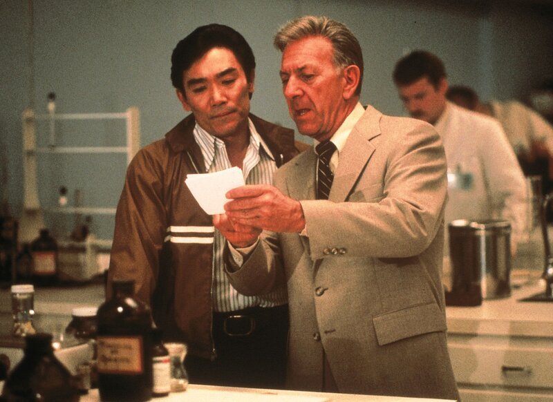 Dr. Quincy (Jack Klugman) und Sam (Robert Ito) – Bild: RTPL /​ RTLplus