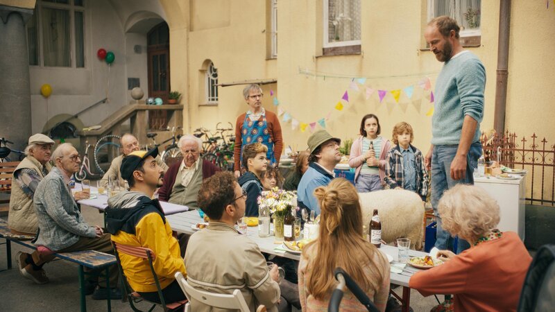 V:l.: DHL-Bote (Eko Fresh aka Ekrem Bora), Herr Sorgichev (Herman van Ulzen), Lothar Hermann Burke (Matthias Bundschuh), Dirk Neumann (Johannes Dullin), Florian Eder (Florian Brückner) – Bild: RTL