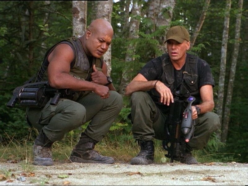 O’Neill (Richard Dean Anderson, r.) und Teal’c (Christpher Judge) fragen sich, wohin die Spuren der Drohnen-Krieger sie führen werden. – Bild: RTL II