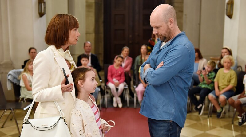 Von links: Heike Mühlbauer (Kathrin Anna Stahl), Georgina (Noemi Schudel) und Hans Reiser (Stephan Zinner). Weiteres Bildmaterial finden Sie unter www.br-foto.de. – Bild: BR/​ORF/​maze pictures GmbH/​Barbara Bauriedl