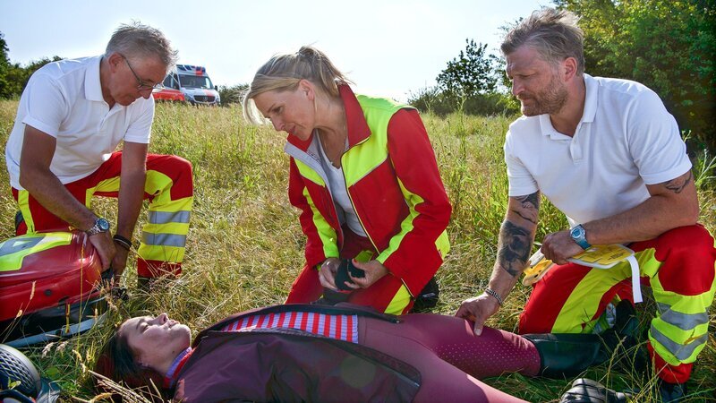 Nora (Tanja Wedhorn, Mitte) und Lars (Bo Hansen, re.) helfen Jen (Anne-Marie Lux, unten). – Bild: SRF/​ARD Degeto/​Arnim Thomaß