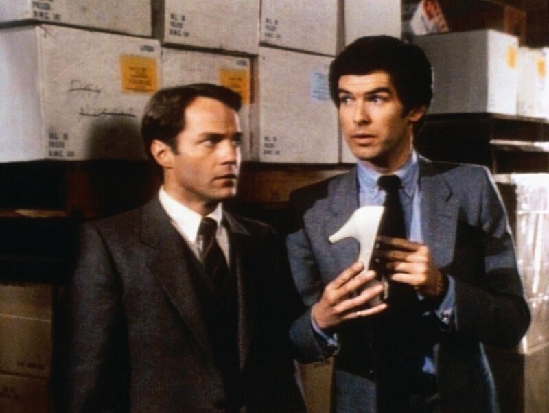 Ein Damenschuh bringt Remington (Pierce Brosnan, r.) und Wilson (David Huffman) auf die Spur einer Leiche … – Bild: RTL NITRO